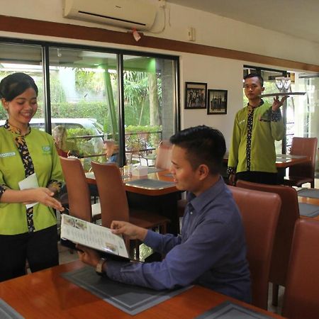 Hotel Grand Karawang Indah Luaran gambar