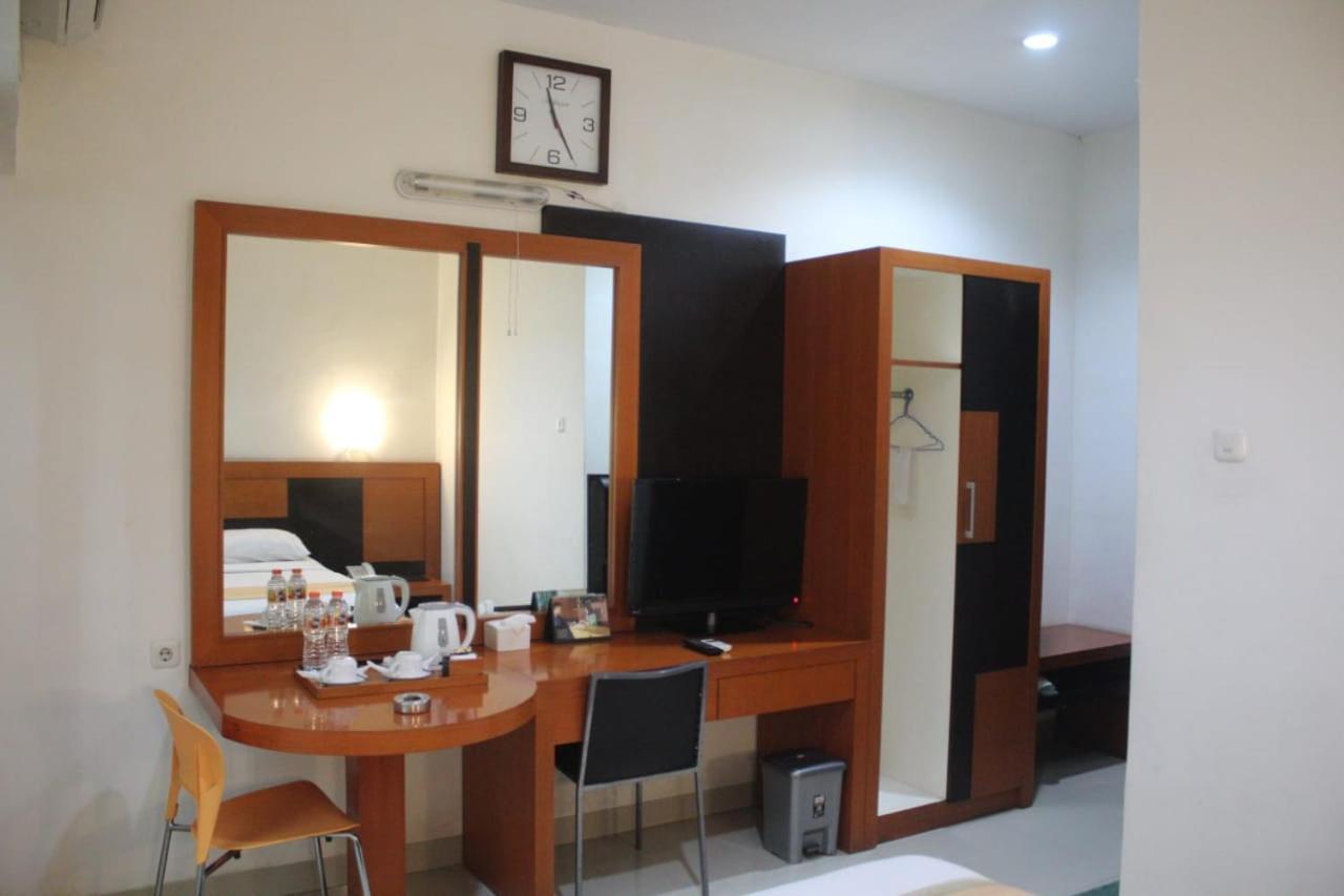 Hotel Grand Karawang Indah Luaran gambar