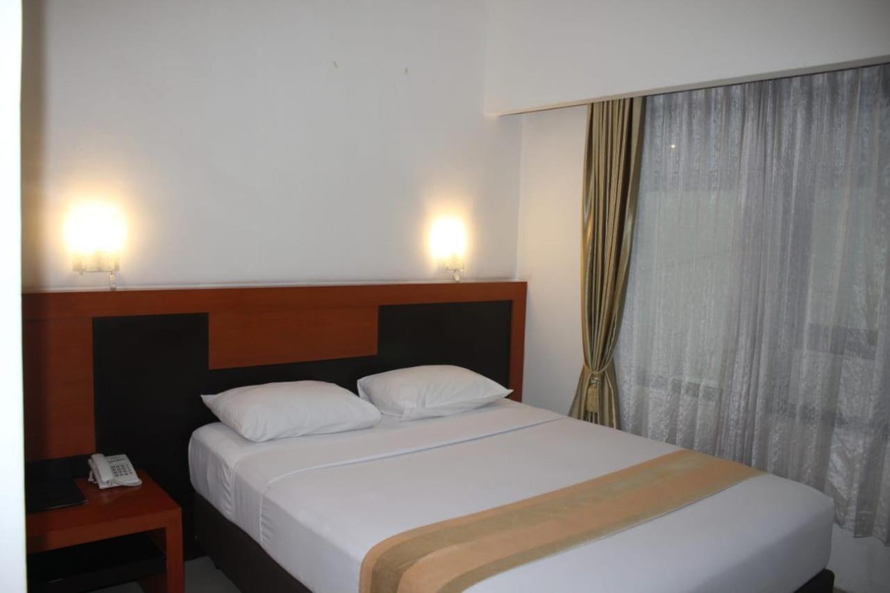 Hotel Grand Karawang Indah Luaran gambar