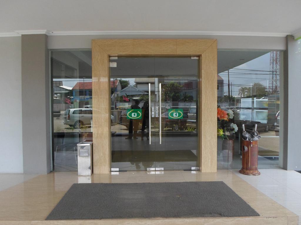 Hotel Grand Karawang Indah Luaran gambar