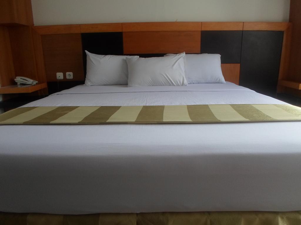 Hotel Grand Karawang Indah Luaran gambar