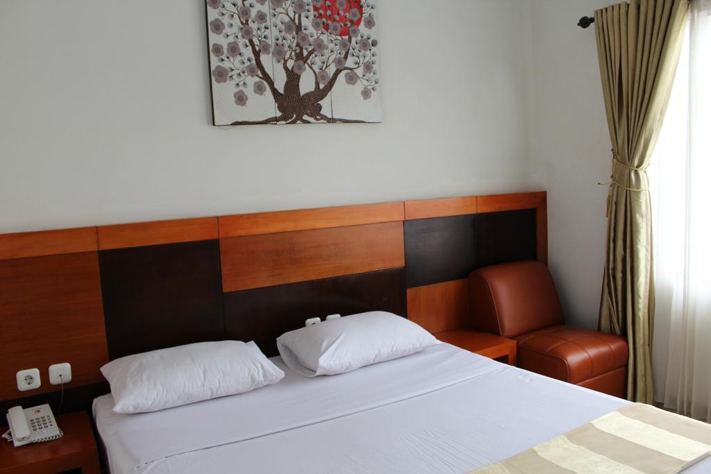 Hotel Grand Karawang Indah Luaran gambar
