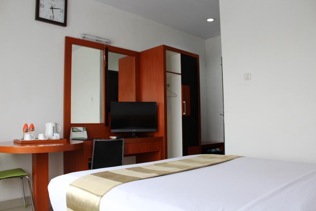 Hotel Grand Karawang Indah Luaran gambar