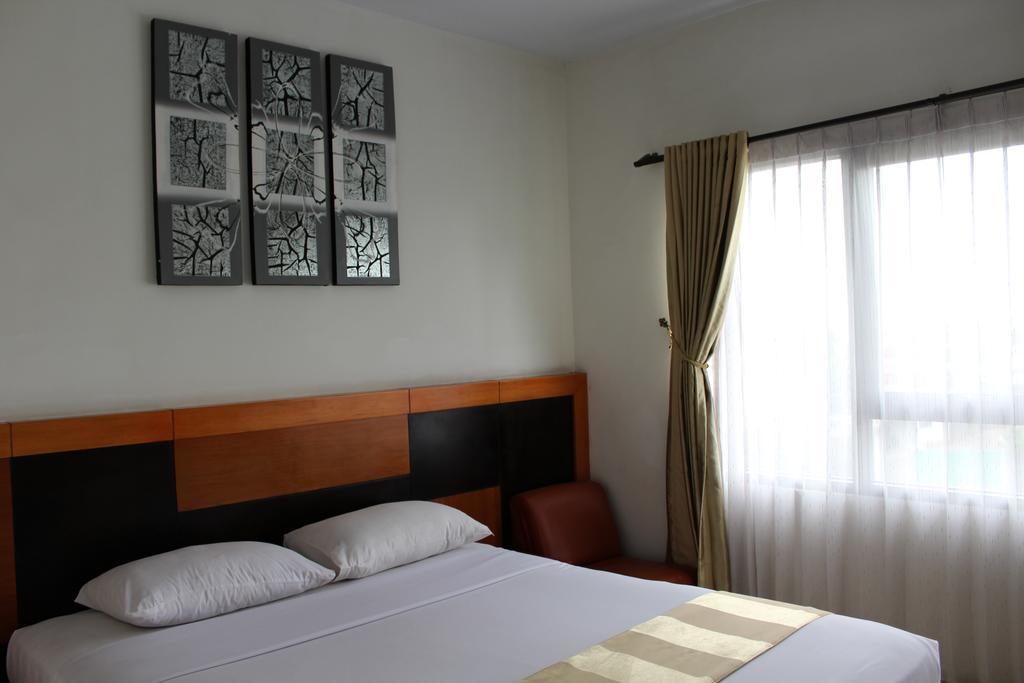 Hotel Grand Karawang Indah Luaran gambar