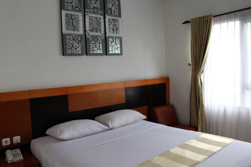 Hotel Grand Karawang Indah Luaran gambar