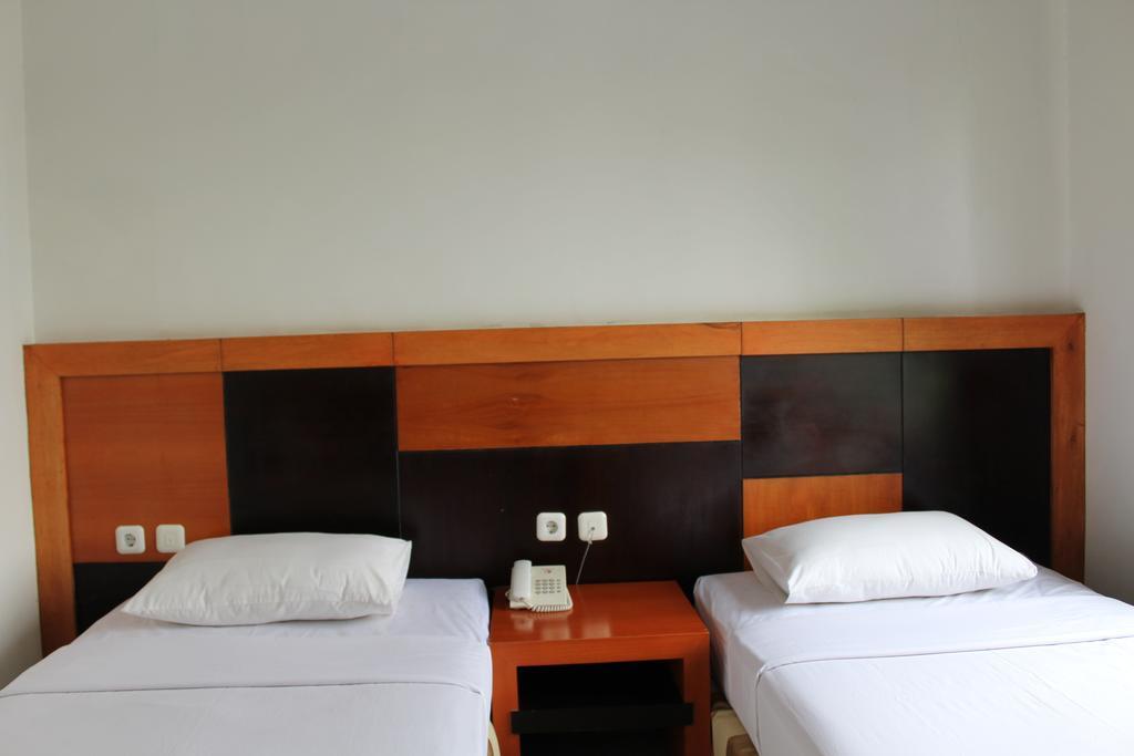Hotel Grand Karawang Indah Luaran gambar