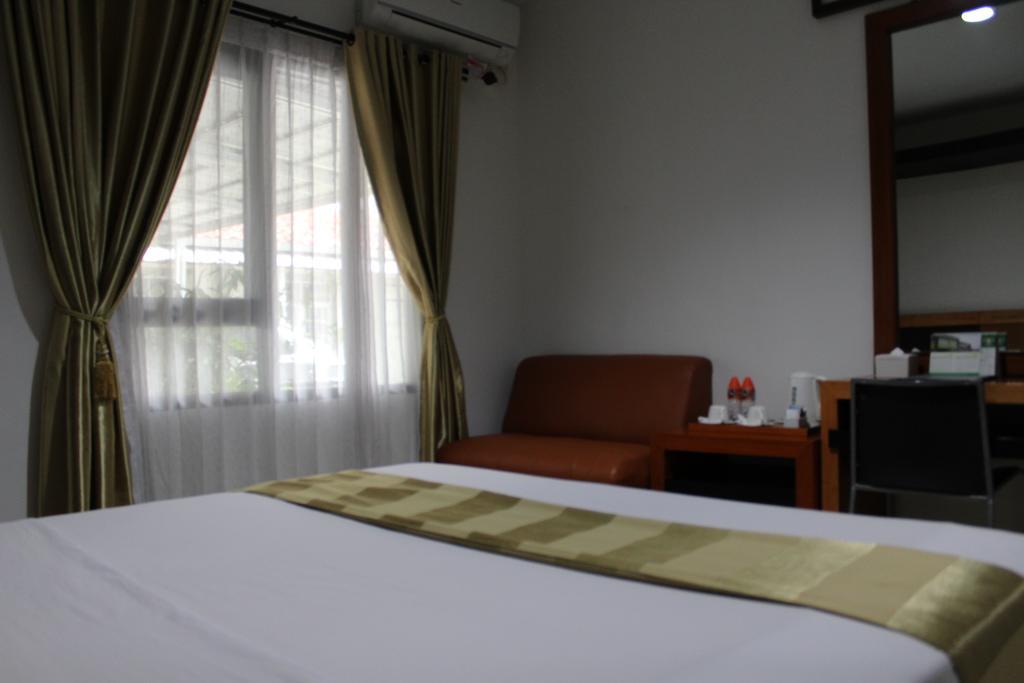 Hotel Grand Karawang Indah Luaran gambar