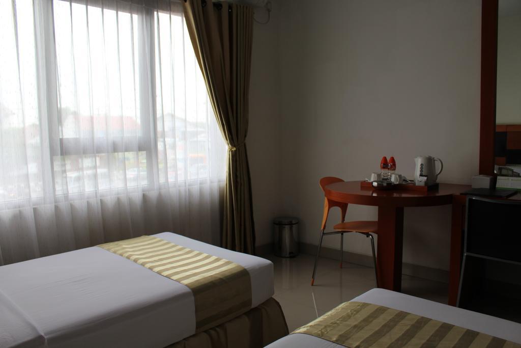 Hotel Grand Karawang Indah Luaran gambar