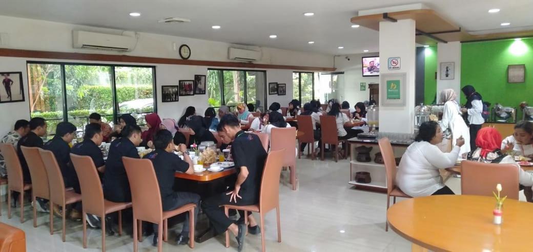 Hotel Grand Karawang Indah Luaran gambar