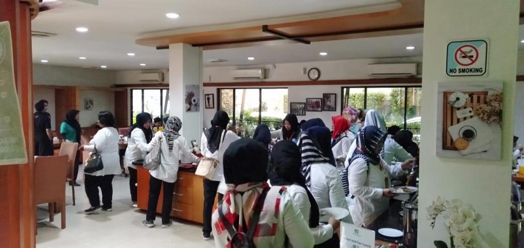 Hotel Grand Karawang Indah Luaran gambar