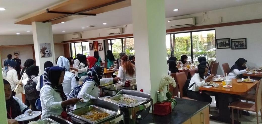Hotel Grand Karawang Indah Luaran gambar
