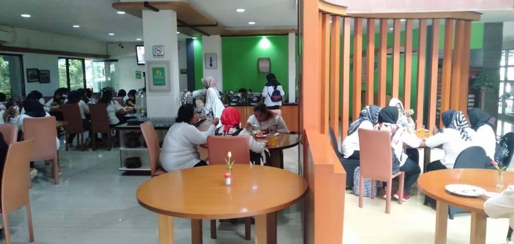 Hotel Grand Karawang Indah Luaran gambar